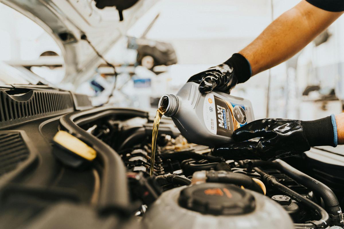 oil-pour-in-car-25166014932.jpg